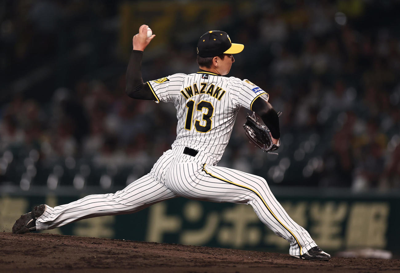 阪神対DeNA　力投する阪神5番手の岩崎（撮影・前田充）