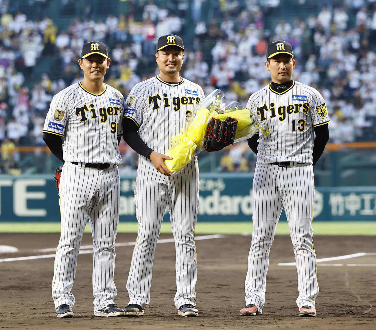 阪神対DeNA　ファイナルピッチを終え、原口（左）、岩崎（右）と記念撮影に納まる阪神秋山（撮影・藤尾明華）