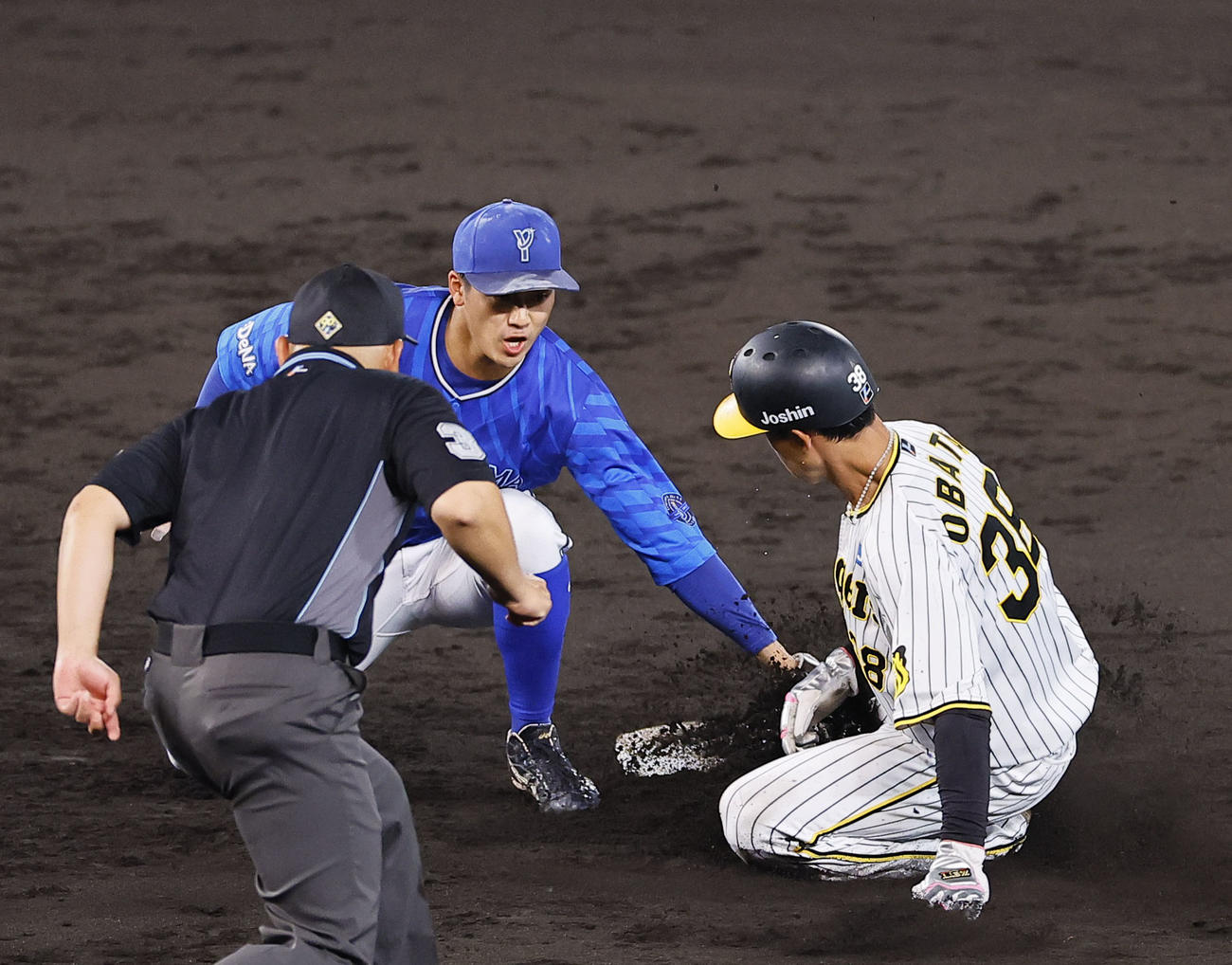 阪神対DeNA 5回裏阪神2死一塁、打者近本のとき小幡が二盗失敗する。野手森（撮影・藤尾明華）