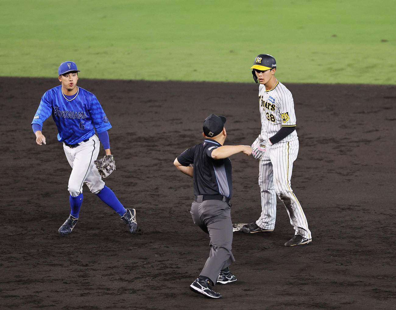 阪神対DeNA 5回裏阪神2死一塁、打者近本のとき小幡が二盗失敗する。野手森（撮影・藤尾明華）