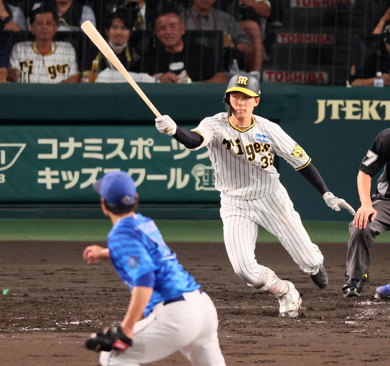 阪神対DeNA 5回裏阪神1死一塁、一ゴロに倒れる小幡。投手吉野（撮影・加藤哉）