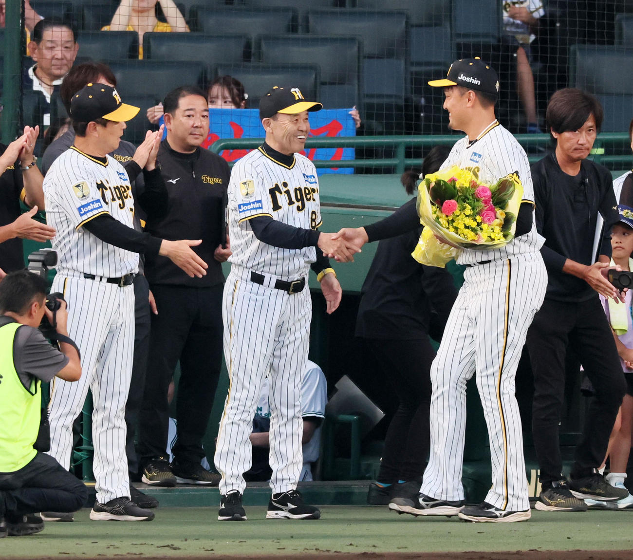 阪神対DeNA　ファイナルピッチセレモニーを終え岡田監督（中央）と握手する秋山（撮影・加藤哉）