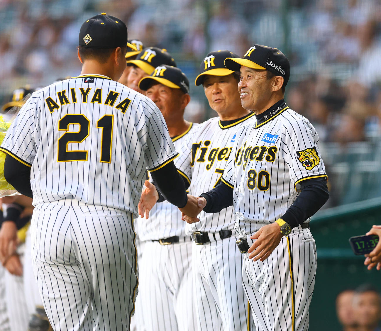 阪神対DeNA　ファイナルピッチを終えた秋山と握手を交わす阪神岡田監督（撮影・藤尾明華）
