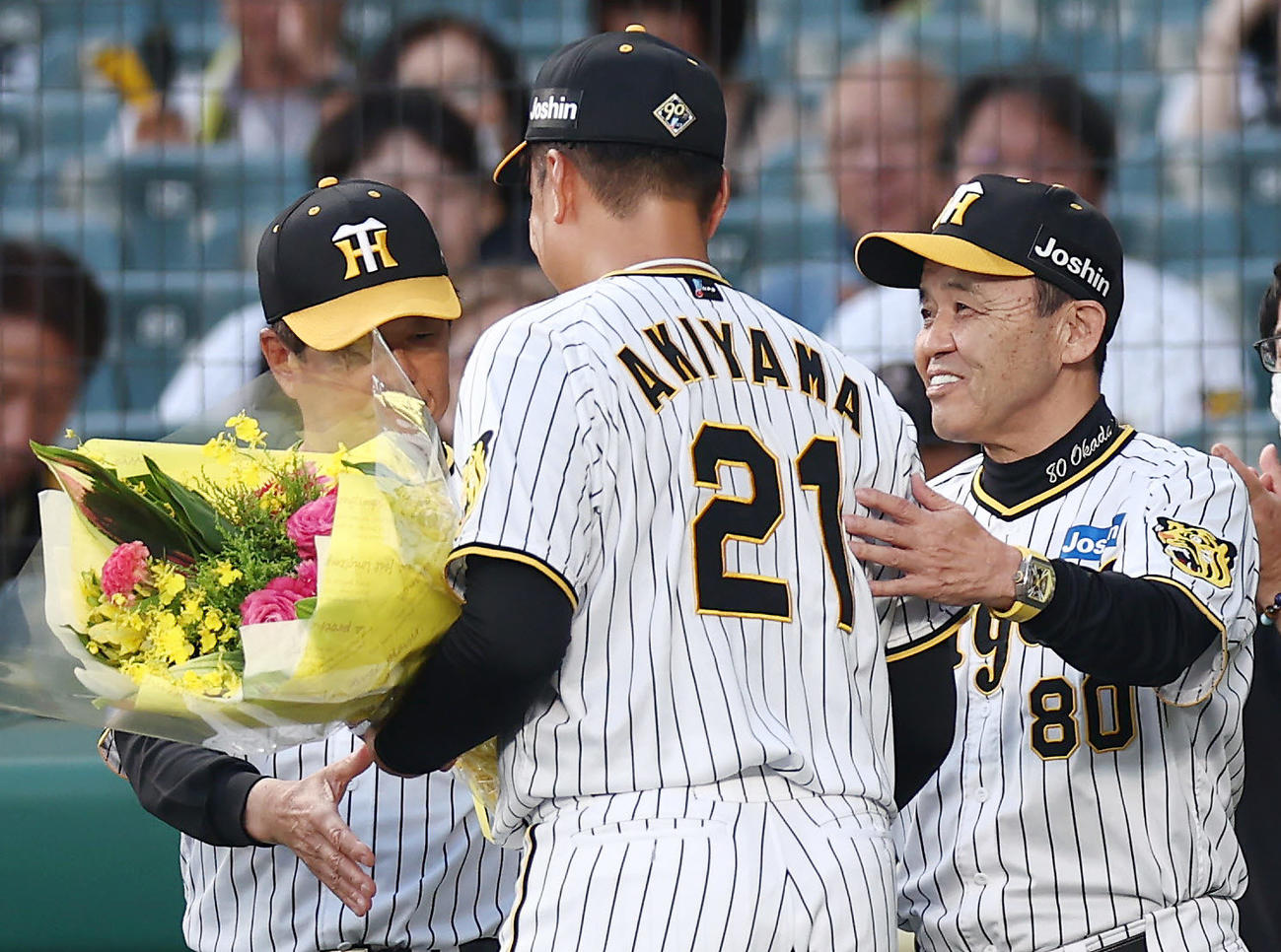 阪神対DeNA　ファイナルピッチセレモニーを行った阪神秋山（中央）と笑顔で握手を交わす岡田監督（右）（撮影・前田充）