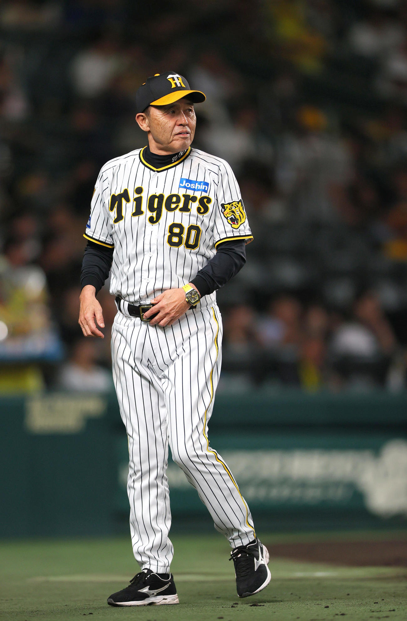 阪神対DeNA 3回裏終了後、岡田監督は先発青柳の交代を告げベンチへ引き揚げる（撮影・上山淳一）