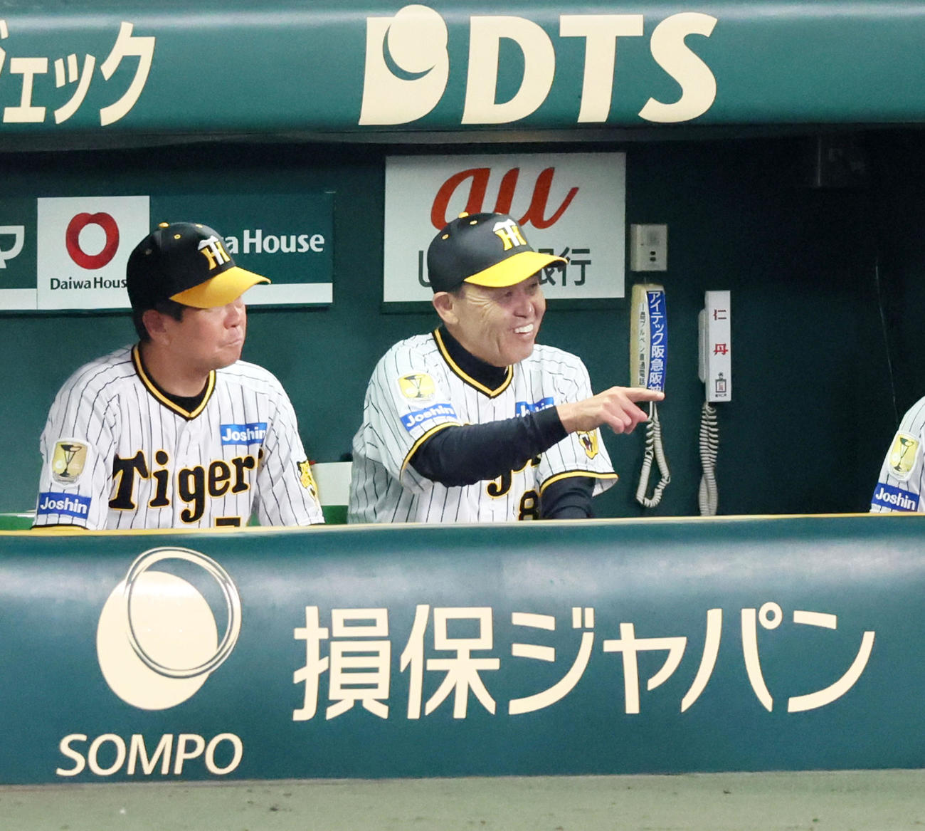 阪神対DeNA 4回表DeNA無死一塁、岡田監督は戸柱の一塁判定にリクエストし判定結果に白い歯を見せる（撮影・加藤哉）