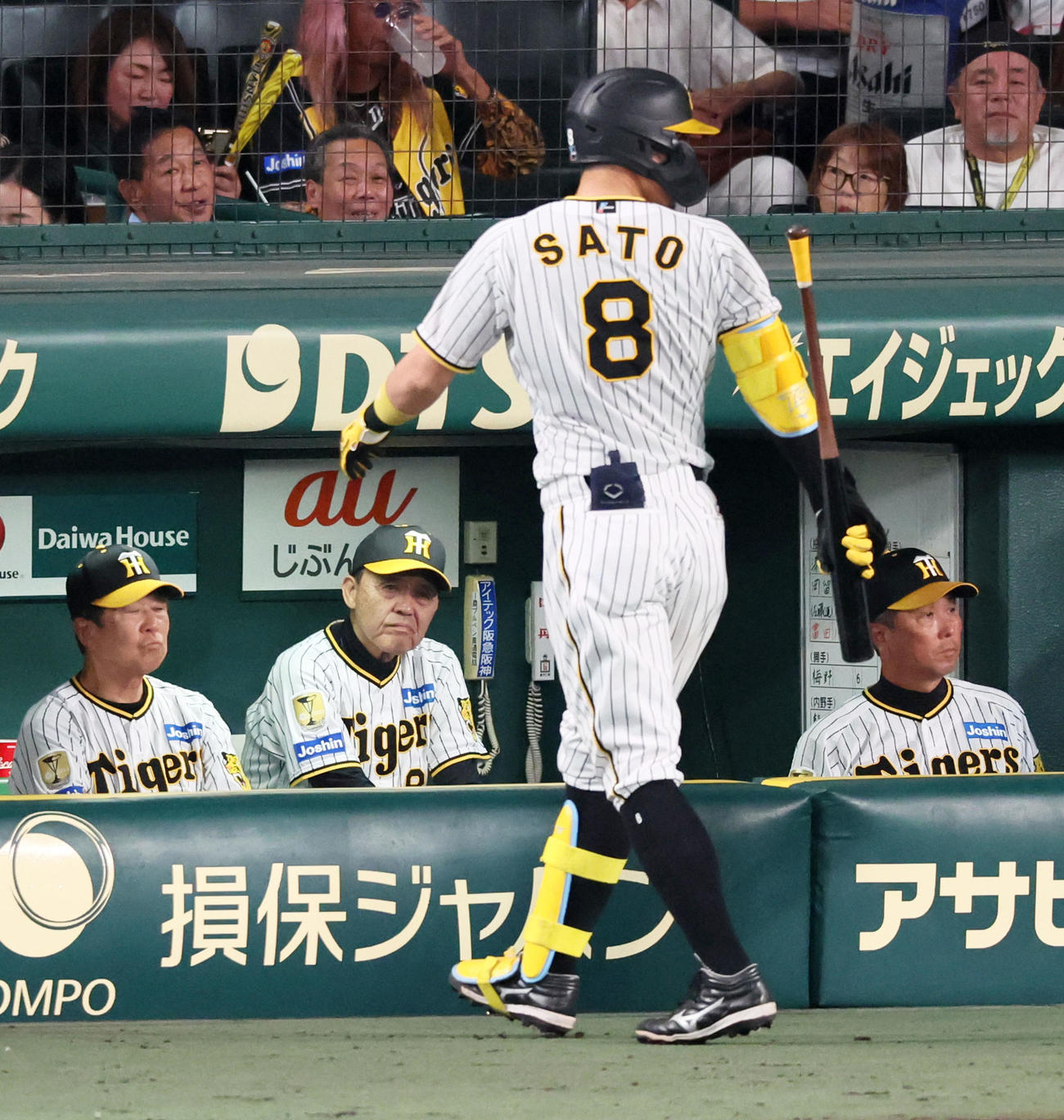 阪神対DeNA 4回裏阪神1死一、二塁、三振に倒れベンチへ引き揚げる佐藤輝を見る岡田監督（撮影・加藤哉）