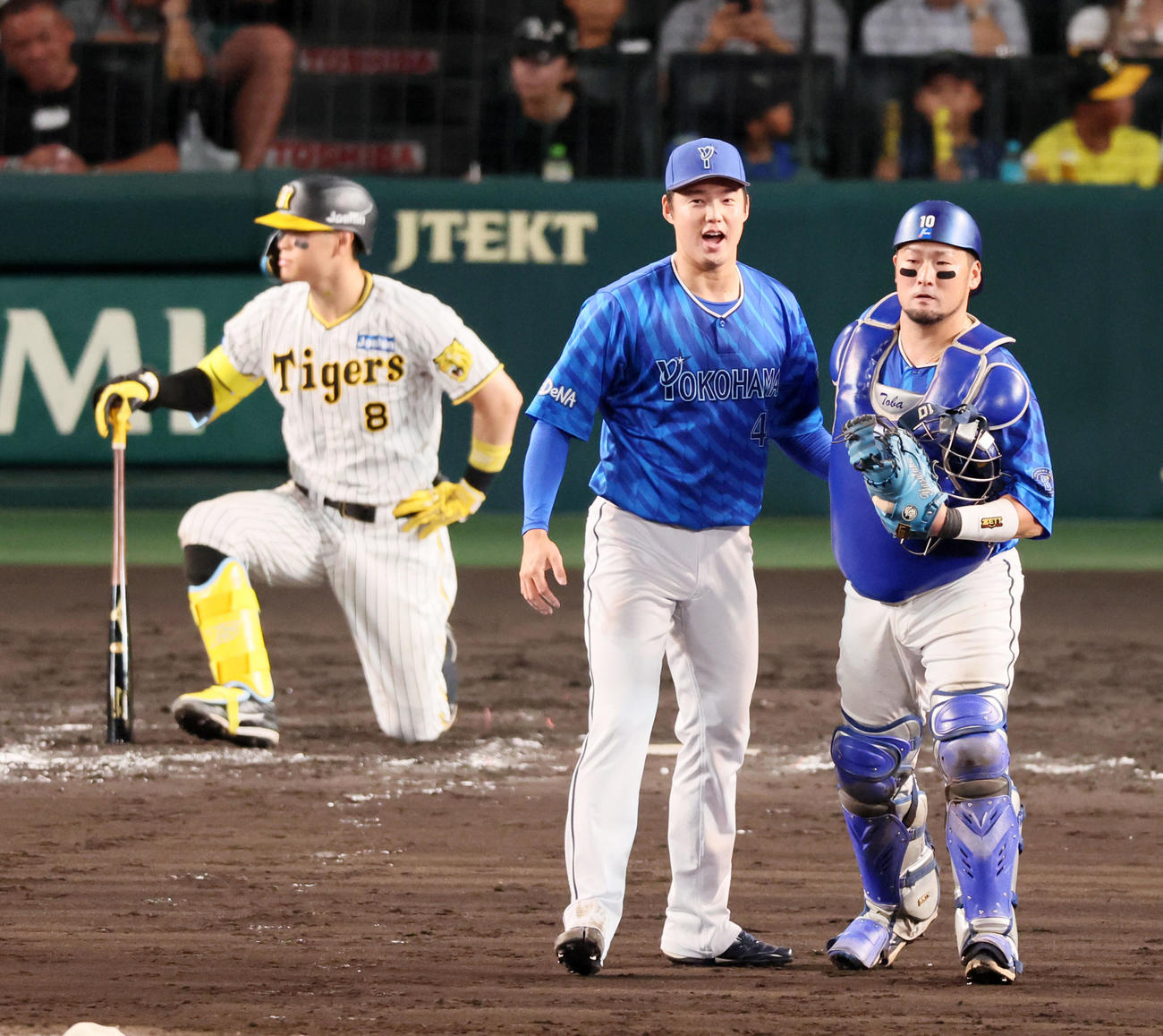 阪神対DeNA 9回裏阪神2死一、二塁、森原は佐藤輝を三振に仕留め戸柱（左）とタッチする（撮影・加藤哉）