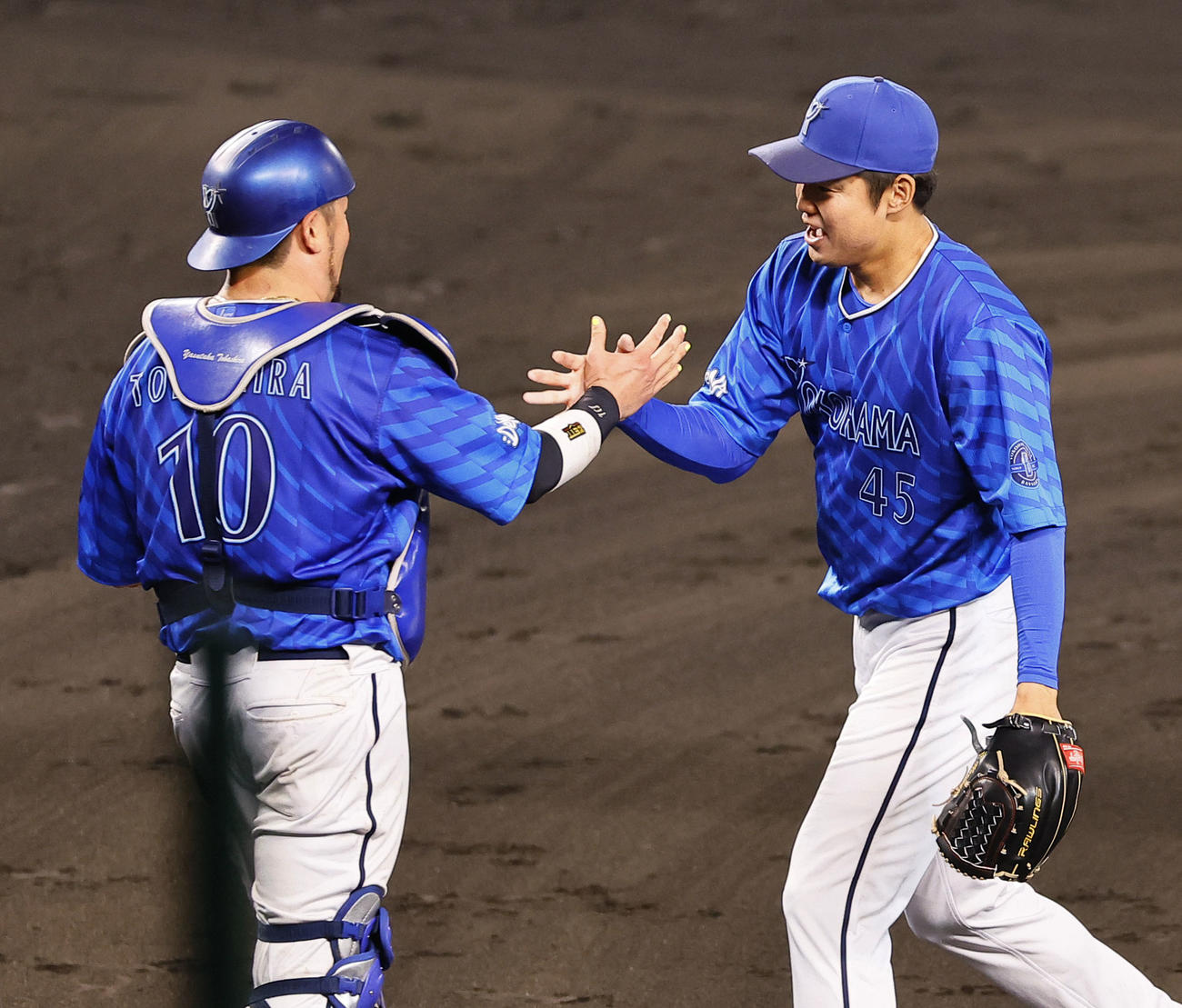 阪神対DeNA 9回を抑え戸柱（左）と握手を交わすDeNA森原（撮影・藤尾明華）