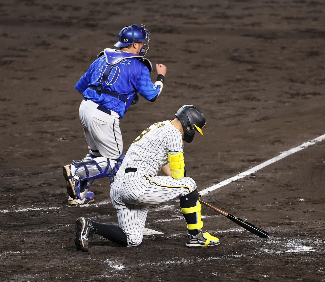 阪神対DeNA 9回裏阪神2死一、二塁、三振に倒れる佐藤輝。捕手戸柱（撮影・藤尾明華）