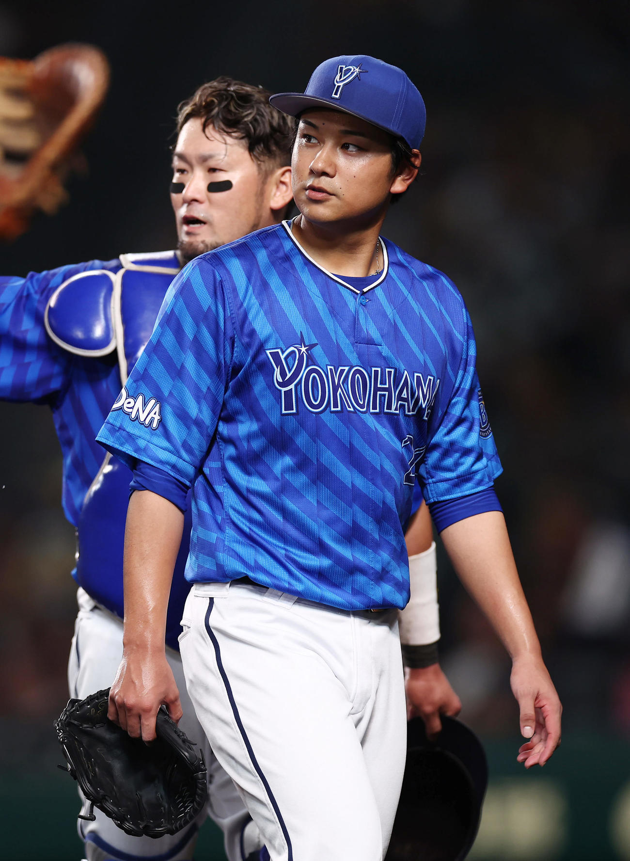 阪神対DeNA 4回裏を投げ終えベンチへ戻るDeNA吉野。左は戸柱（撮影・前田充）