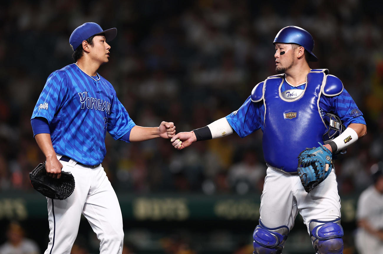 阪神対DeNA 2回裏を投げ終え、DeNA戸柱（右）とグータッチする吉野（撮影・前田充）