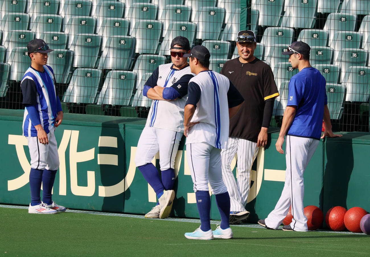 阪神対DeNA　秋山（右から2人目）はDeNAナインとあいさつする。左から林、戸柱、上茶谷、ひとりおいて伊藤（撮影・加藤哉）