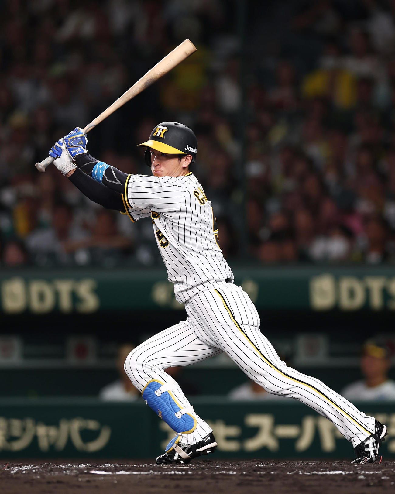 阪神対DeNA 9回裏阪神無死、チーム初安打となる左前打を放つ近本（撮影・前田充）