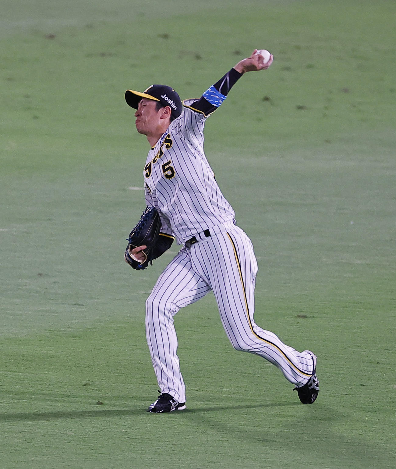 阪神対DeNA 4回表DeNA2死一塁、京田の中前打で、一走戸柱を三塁で刺す近本（撮影・藤尾明華）