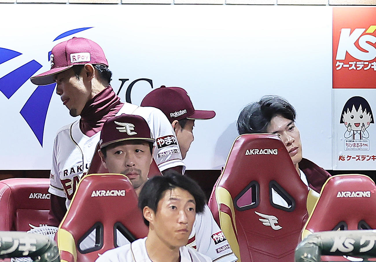 楽天対ロッテ　7回、ロッテに先制を許した楽天早川（右）はベンチで悔しがる。左端は今江監督（撮影・足立雅史）
