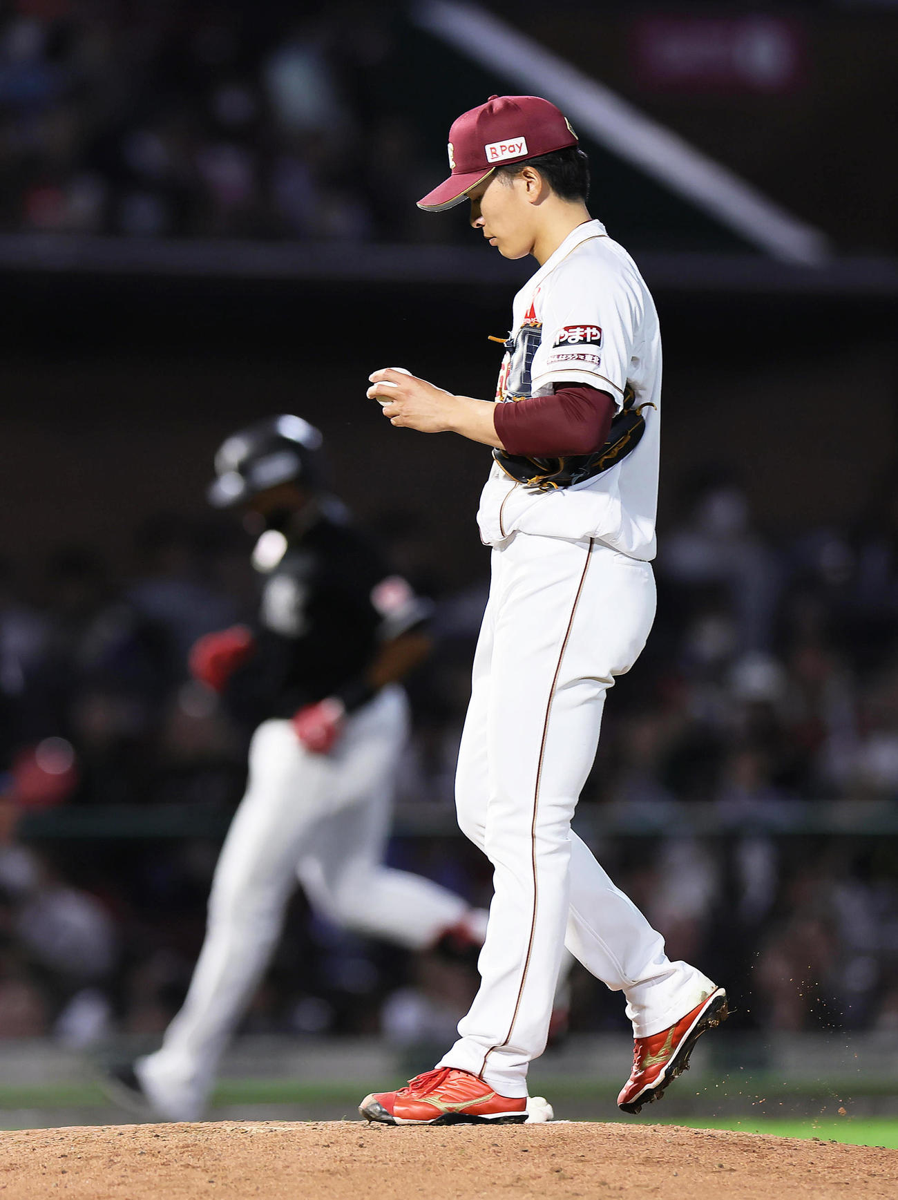 楽天対ロッテ　7回表ロッテ1死、ポランコ（後方）右越え本塁打を浴びた早川（撮影・足立雅史）