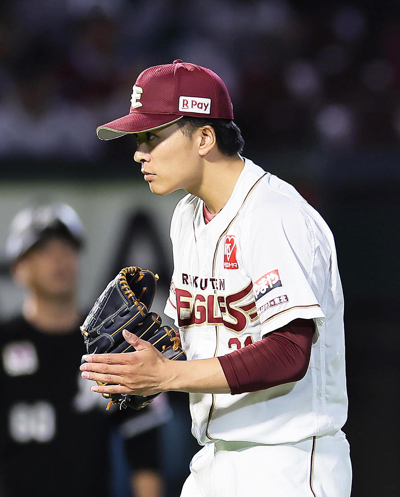 楽天対ロッテ　6回表ロッテ1死一、二塁、荻野を遊併殺打に仕留めグラブをたたく早川（撮影・足立雅史）