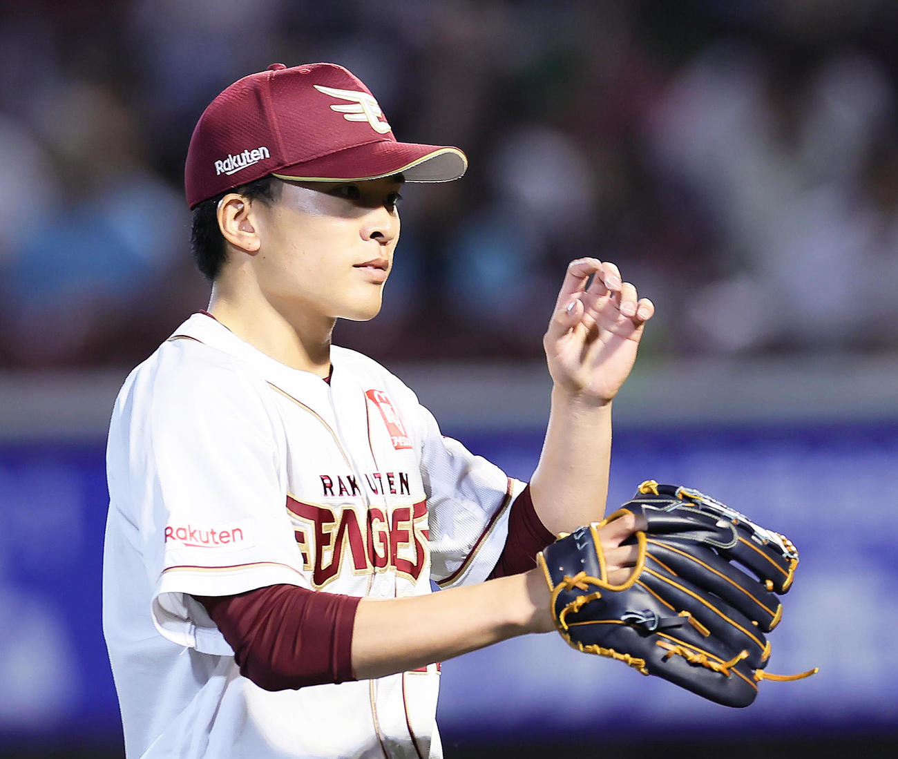 楽天対ロッテ　2回表ロッテ2死一塁、藤原を一ゴロに仕留めた早川（撮影・足立雅史）