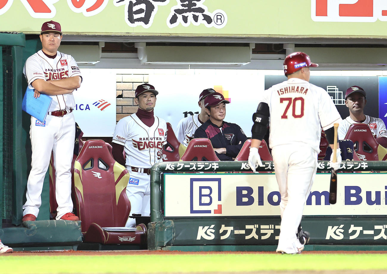楽天対ロッテ　9回裏楽天1死一塁、邪飛に倒れた石原（右から2人目）に厳しい表情を見せる今江監督（左から2人目）（撮影・足立雅史）