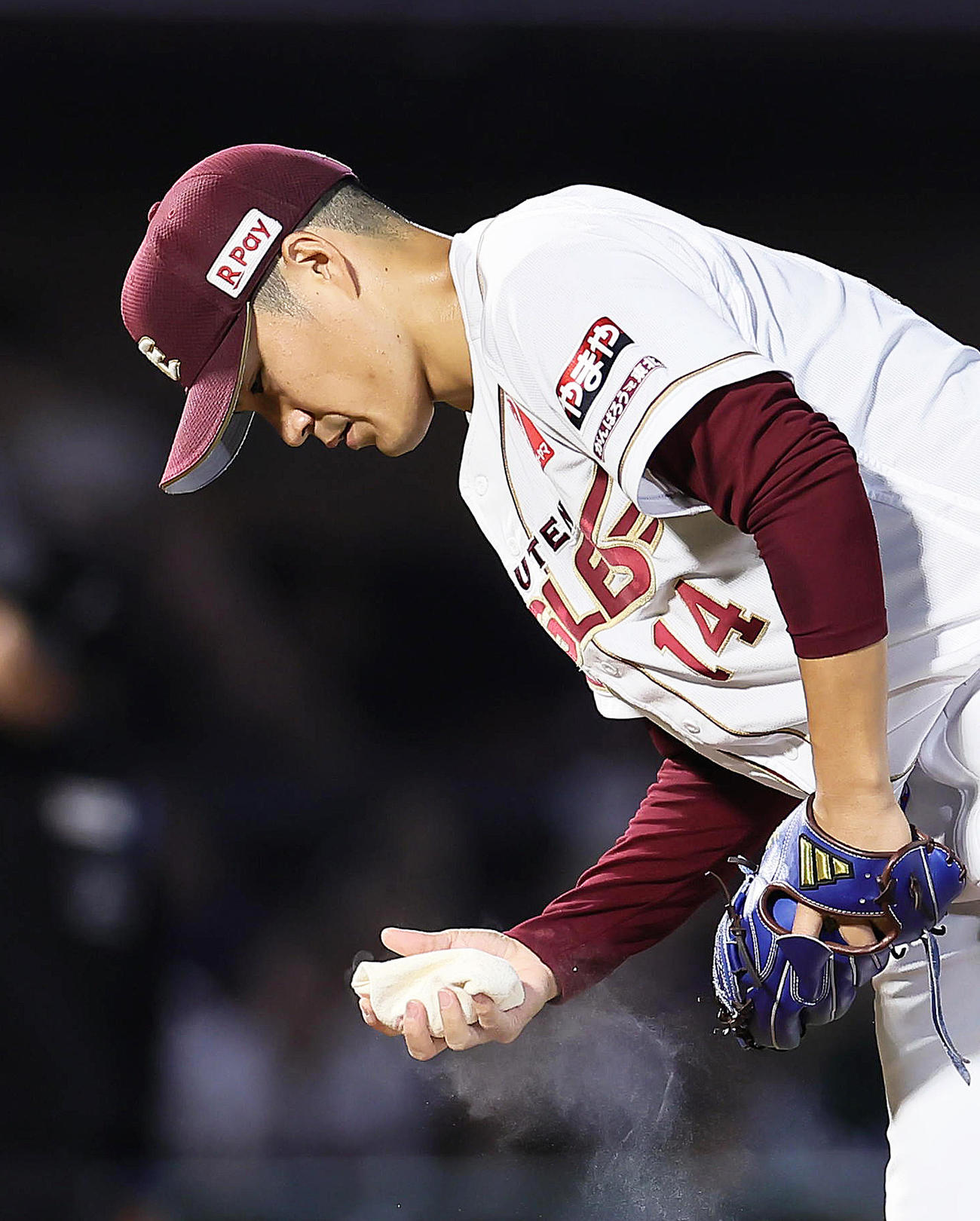 楽天対ロッテ　9回表ロッテ2死二、三塁、佐藤に勝ち越し適時打を浴びた則本（撮影・足立雅史）