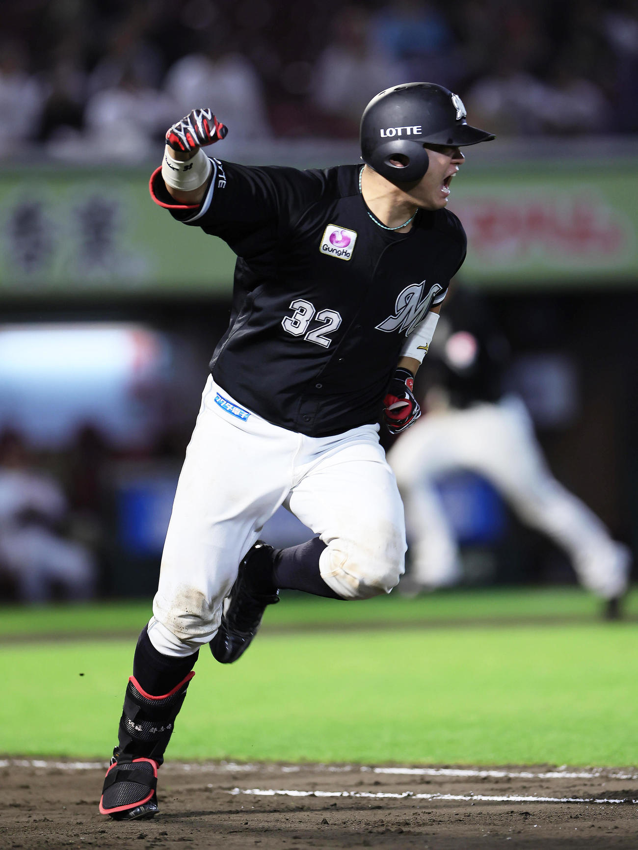 楽天対ロッテ　9回表ロッテ2死二、三塁、佐藤は勝ち越し適時打を放ちガッツポーズ（撮影・足立雅史）