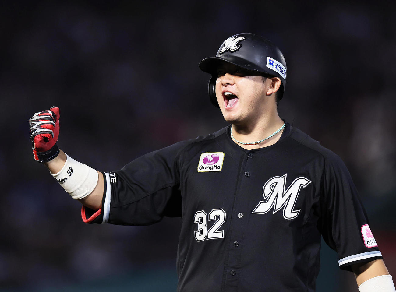 楽天対ロッテ　9回表ロッテ2死二、三塁、佐藤は勝ち越し適時打を放ちガッツポーズ（撮影・足立雅史）
