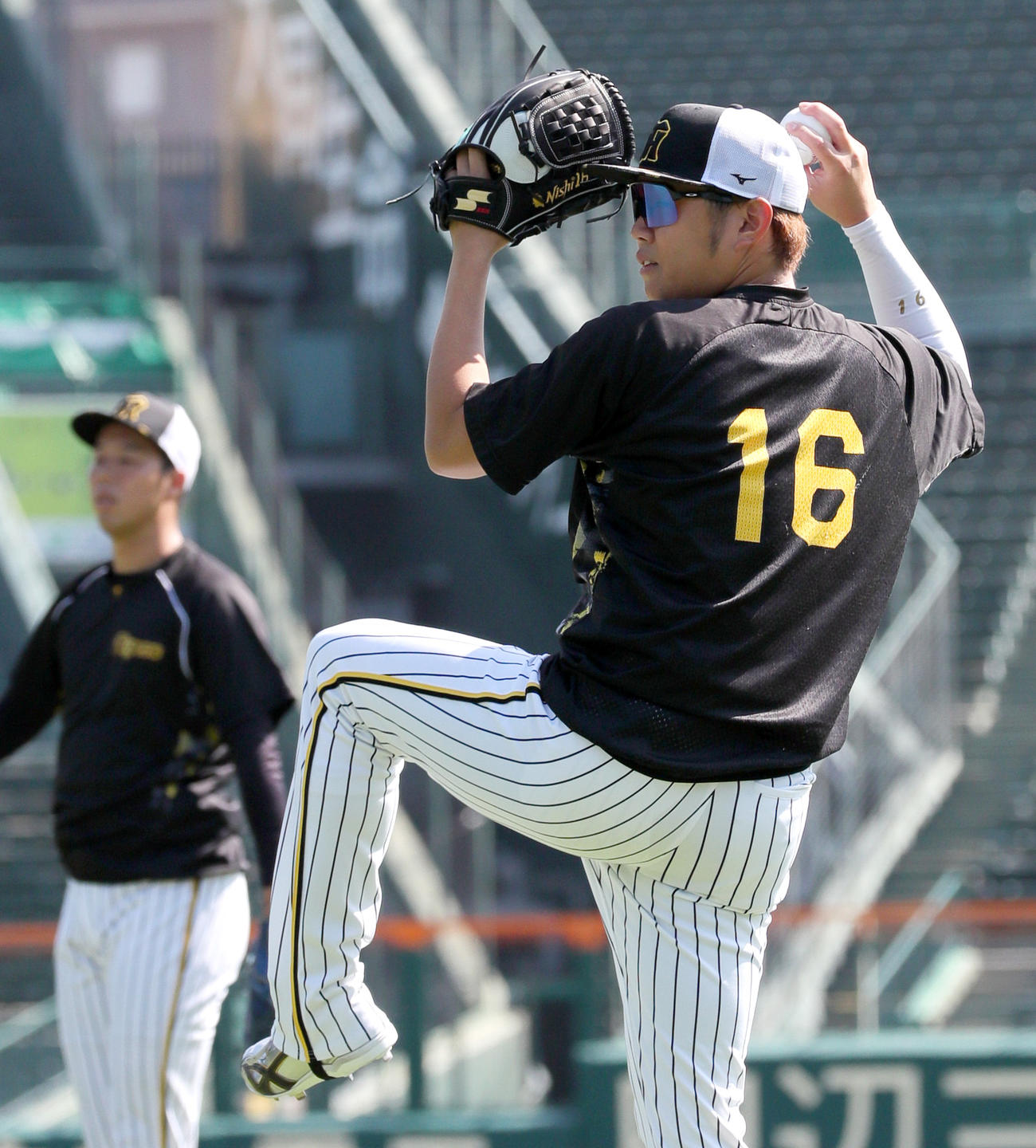 甲子園球場で練習に励む阪神西勇（撮影・上山淳一）