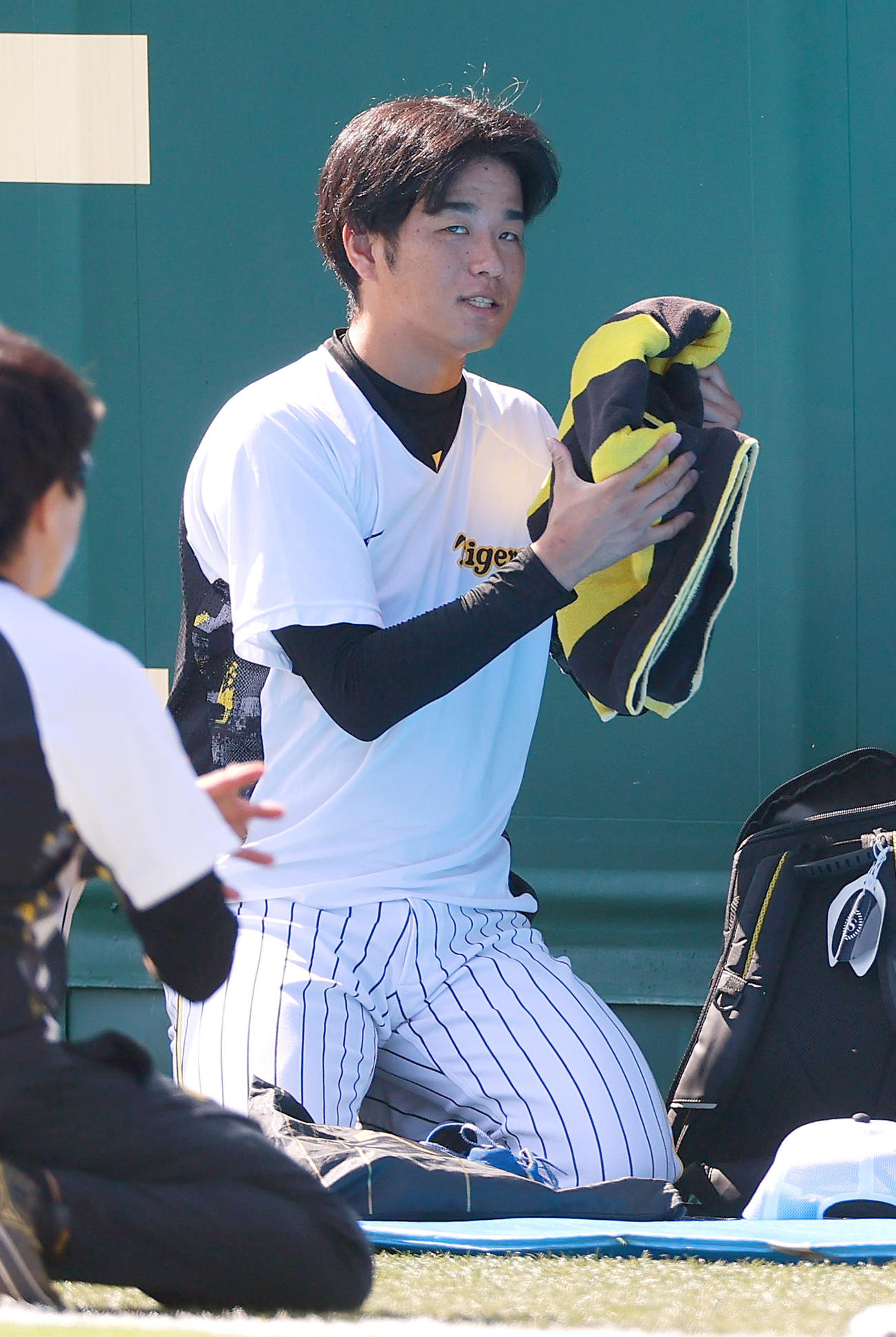 甲子園球場で練習に励む阪神高橋（撮影・上山淳一）