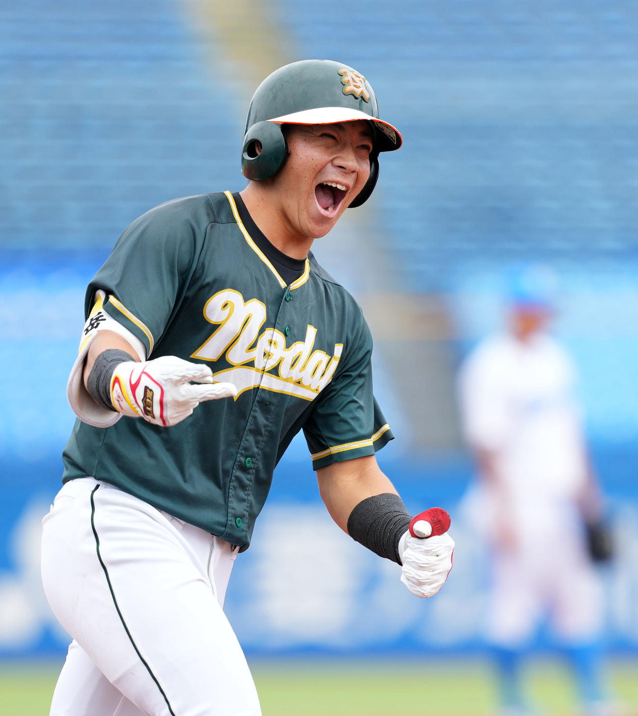 青学大対東農大　1回裏東農大1死一塁、右越え2点本塁打を放ちほえる江川（撮影・横山健太）