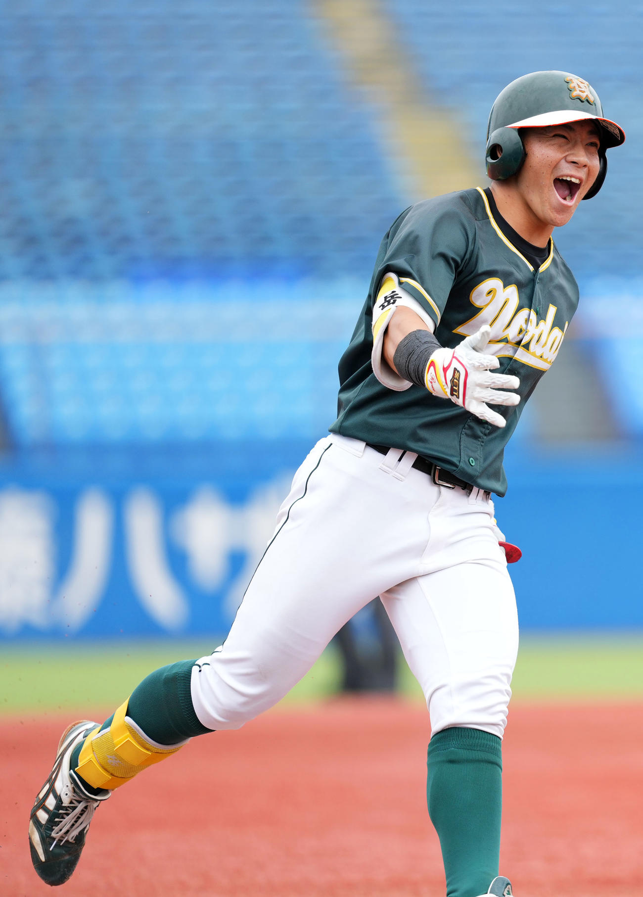 青学大対東農大　1回裏東農大1死一塁、右越え2点本塁打を放ちほえる江川（撮影・横山健太）