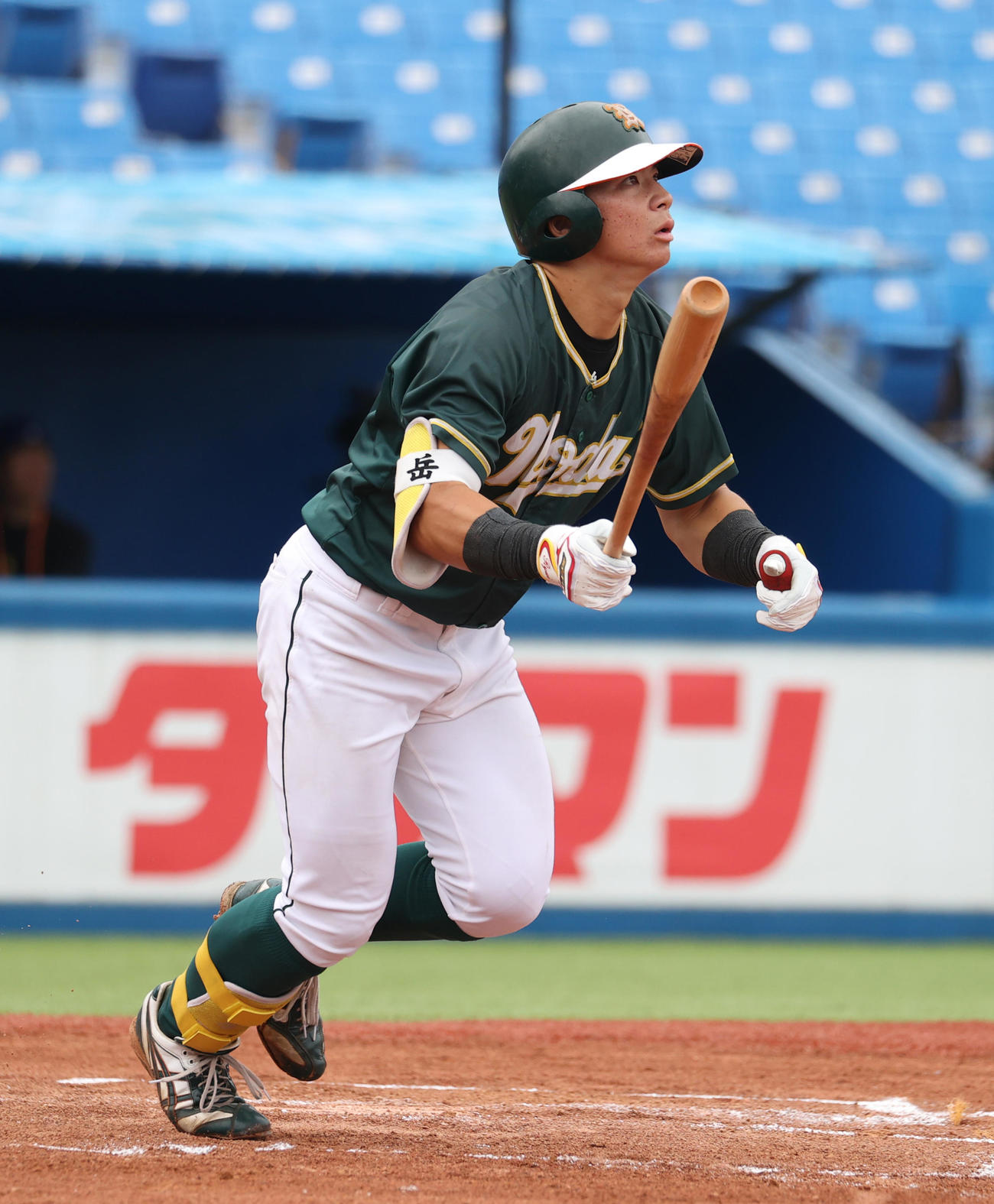 青学大対東農大　1回裏東農大1死一塁、江川は右越えに本塁打を放つ（撮影・柴田隆二）