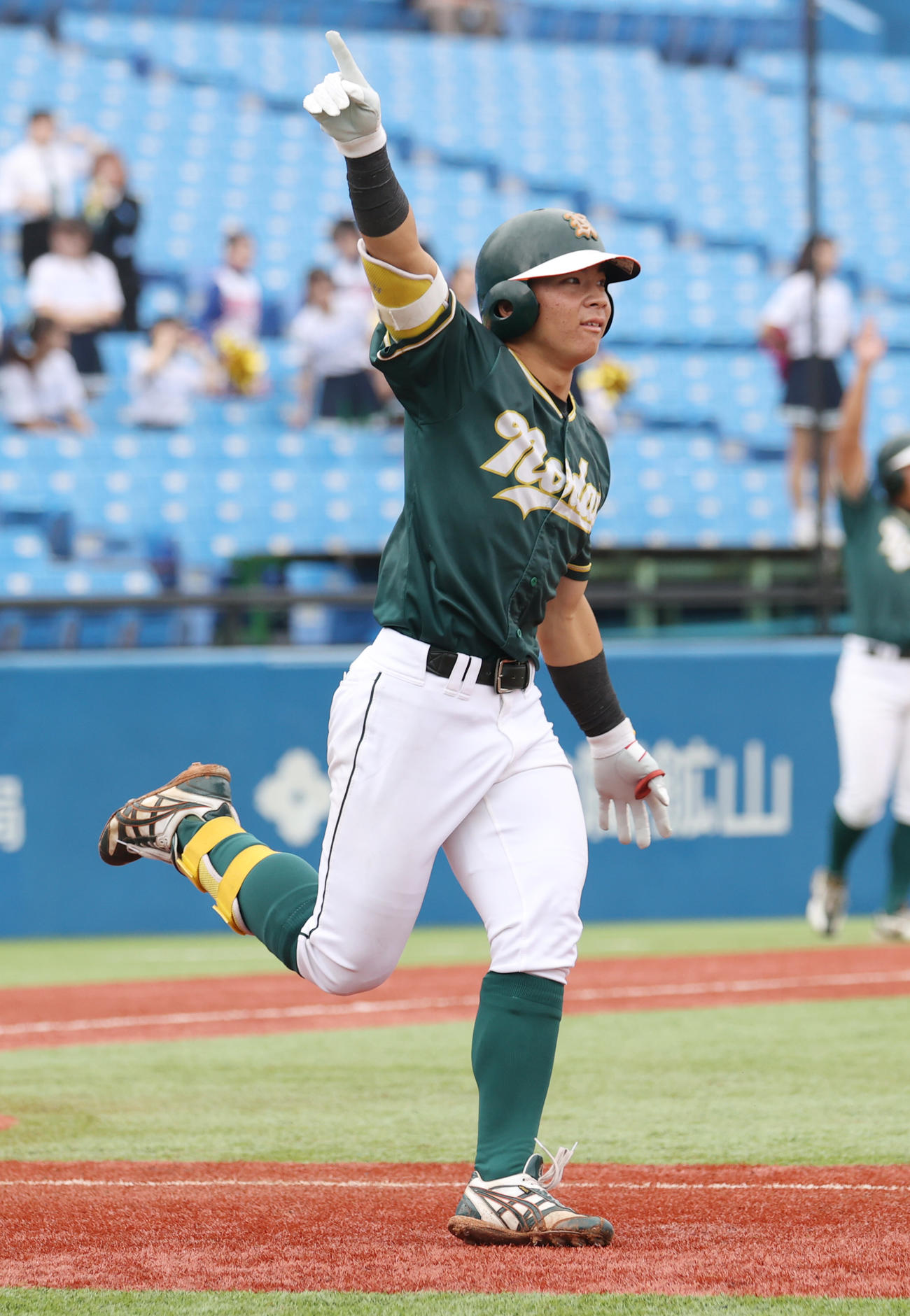 青学大対東農大　1回裏東農大1死一塁、江川は右越えに本塁打を放ちガッツポーズする（撮影・柴田隆二）