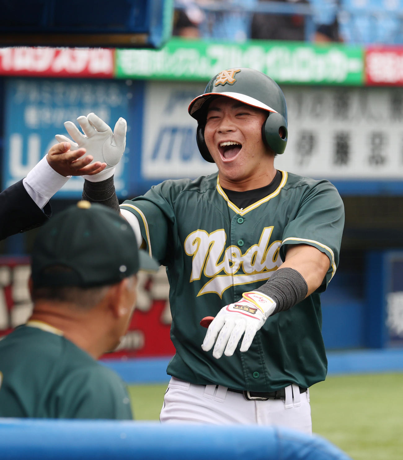 青学大対東農大　1回裏東農大1死一塁、江川は右越えに本塁打を放ち生還する（撮影・柴田隆二）