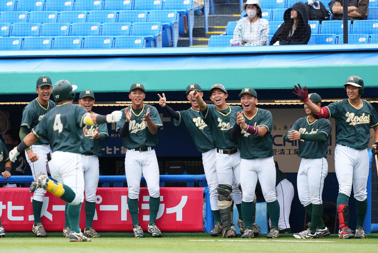 青学大対東農大　1回裏東農大1死一塁、江川が先制の右越え2点本塁打を放ち歓喜する東農大ナイン（撮影・横山健太）