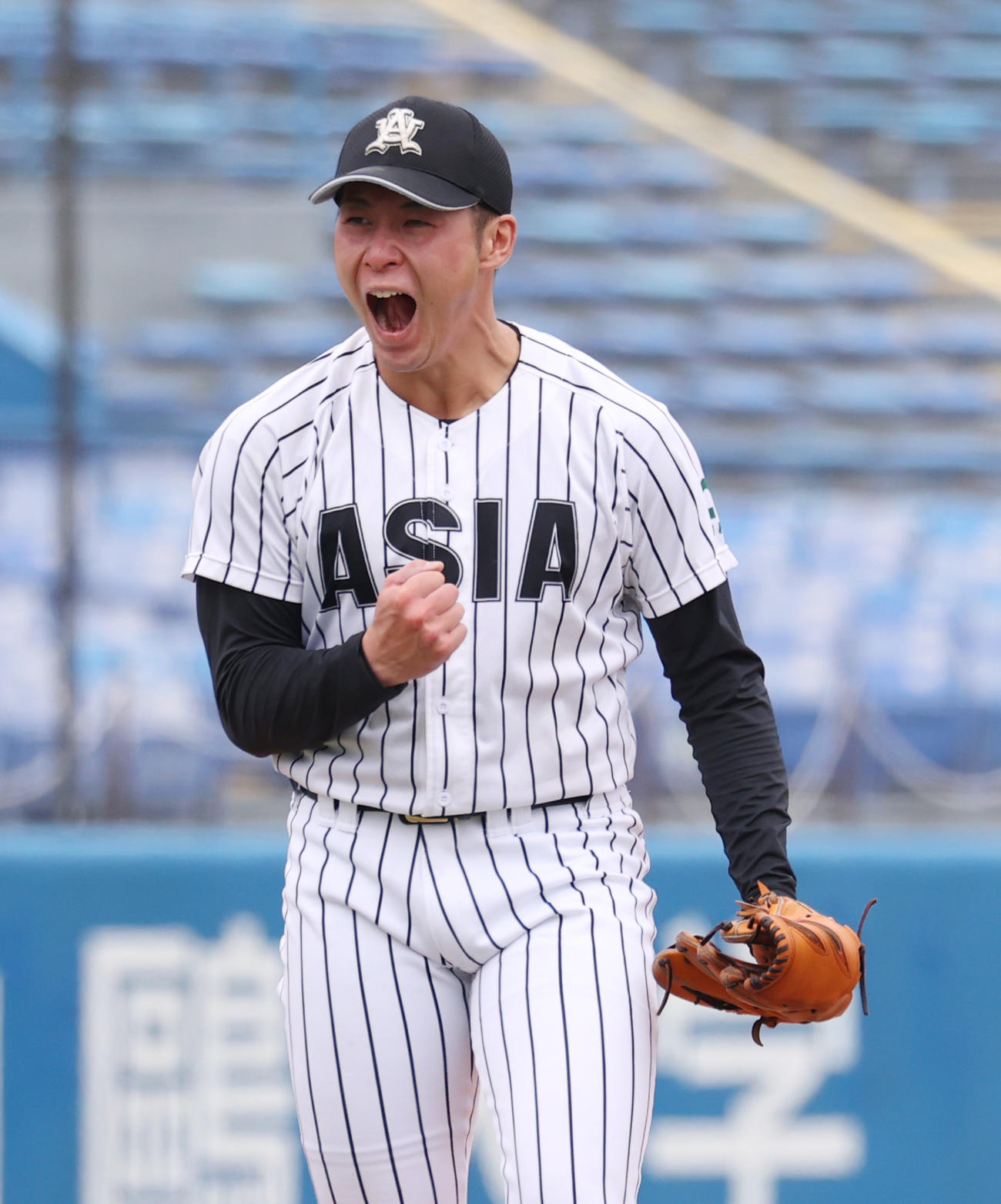 中大対亜大　7回のピンチを切り抜けガッツポーズする亜大・北嶋（撮影・柴田隆二）