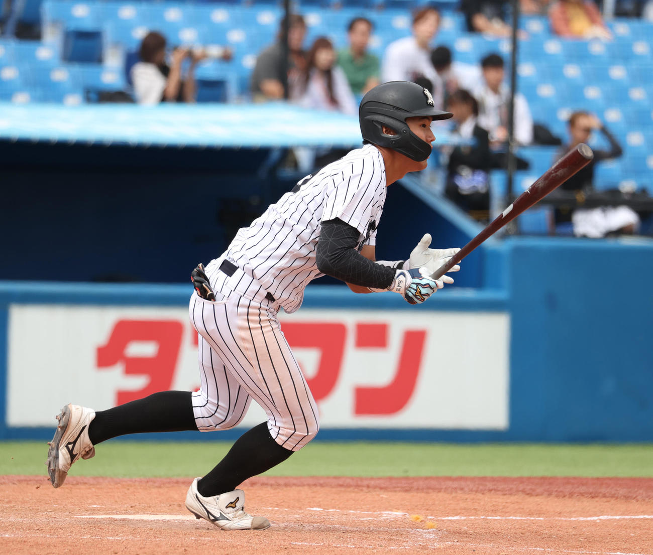 中大対亜大　5回裏亜大1死三塁、伊藤健は右前に適時打を放つ（撮影・柴田隆二）