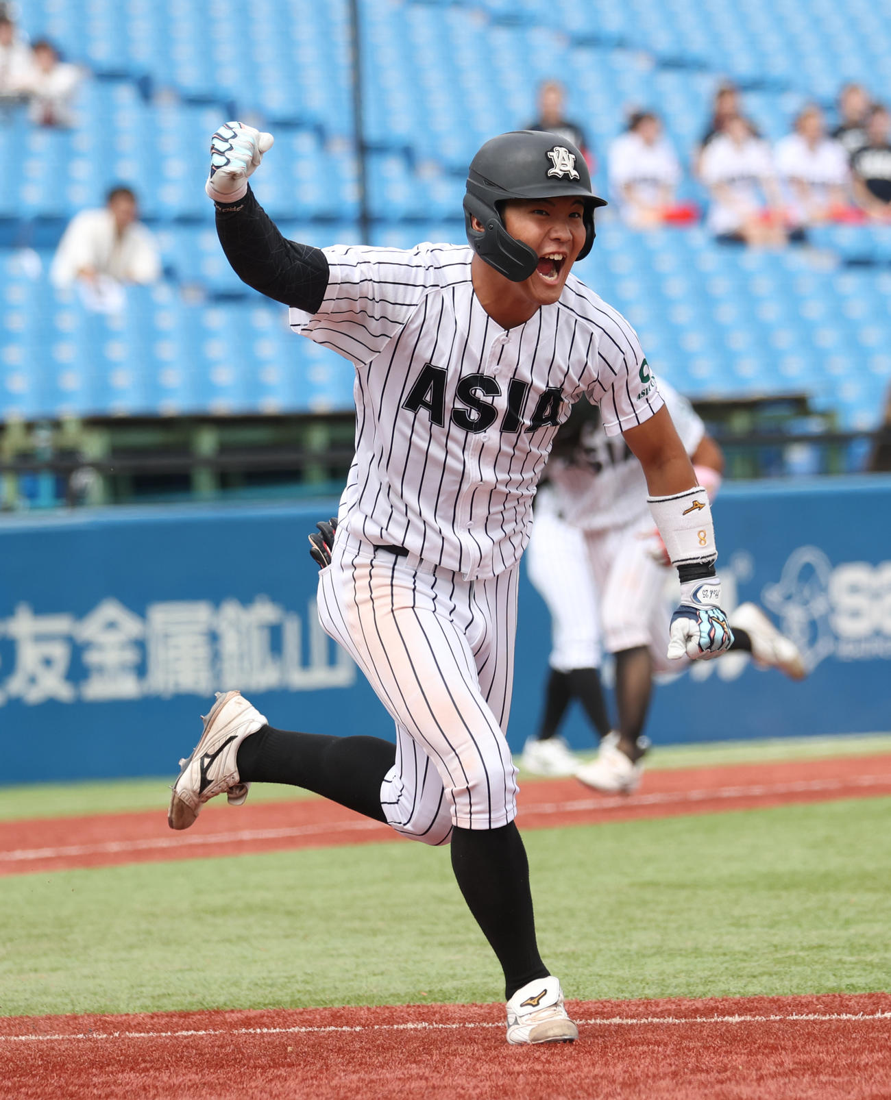 中大対亜大　5回裏亜大1死三塁、伊藤健は右前に適時打を放ちガッツポーズする（撮影・柴田隆二）
