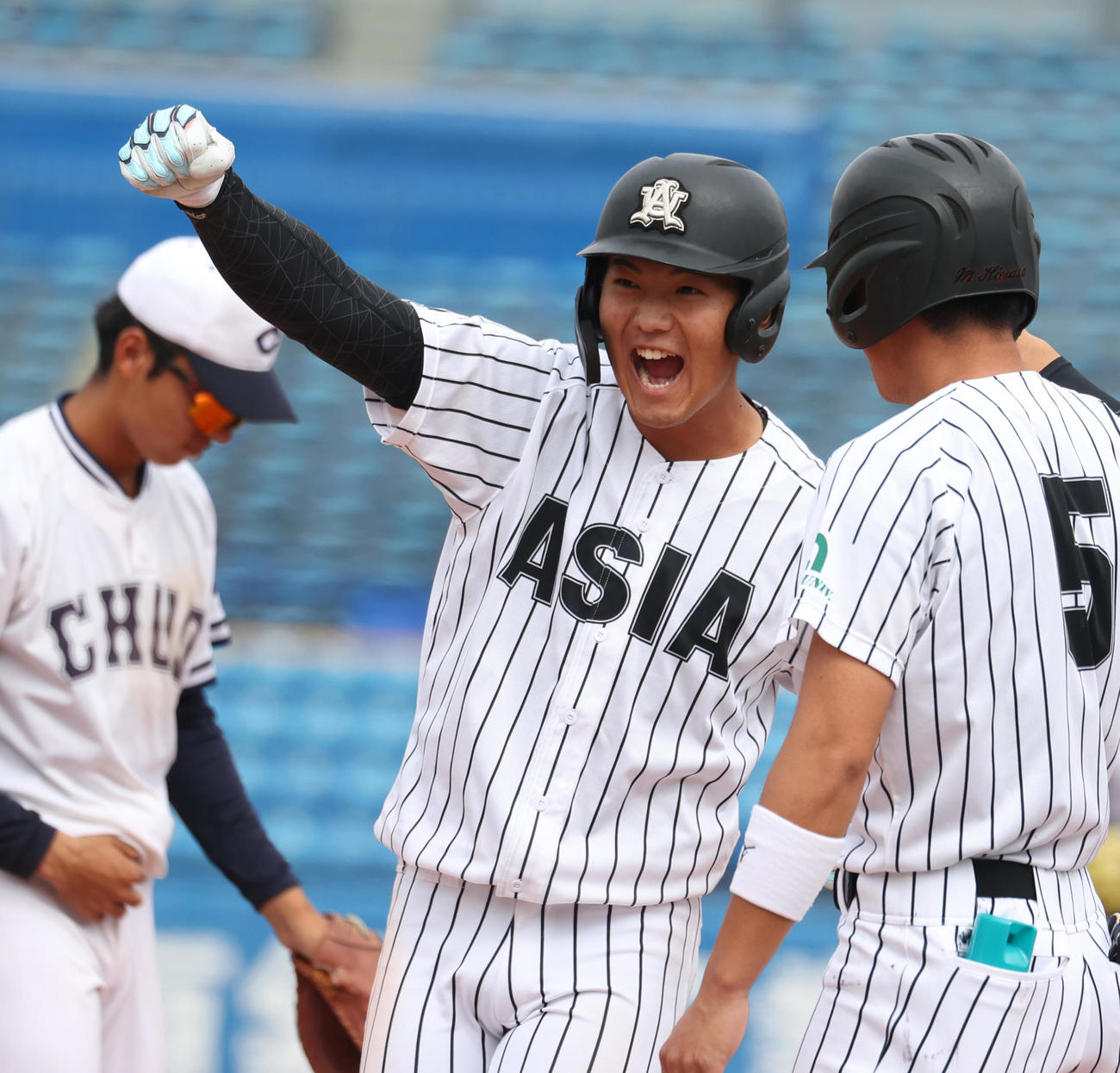 中大対亜大　5回裏亜大1死三塁、伊藤健は右前に適時打を放ちガッツポーズする（撮影・柴田隆二）