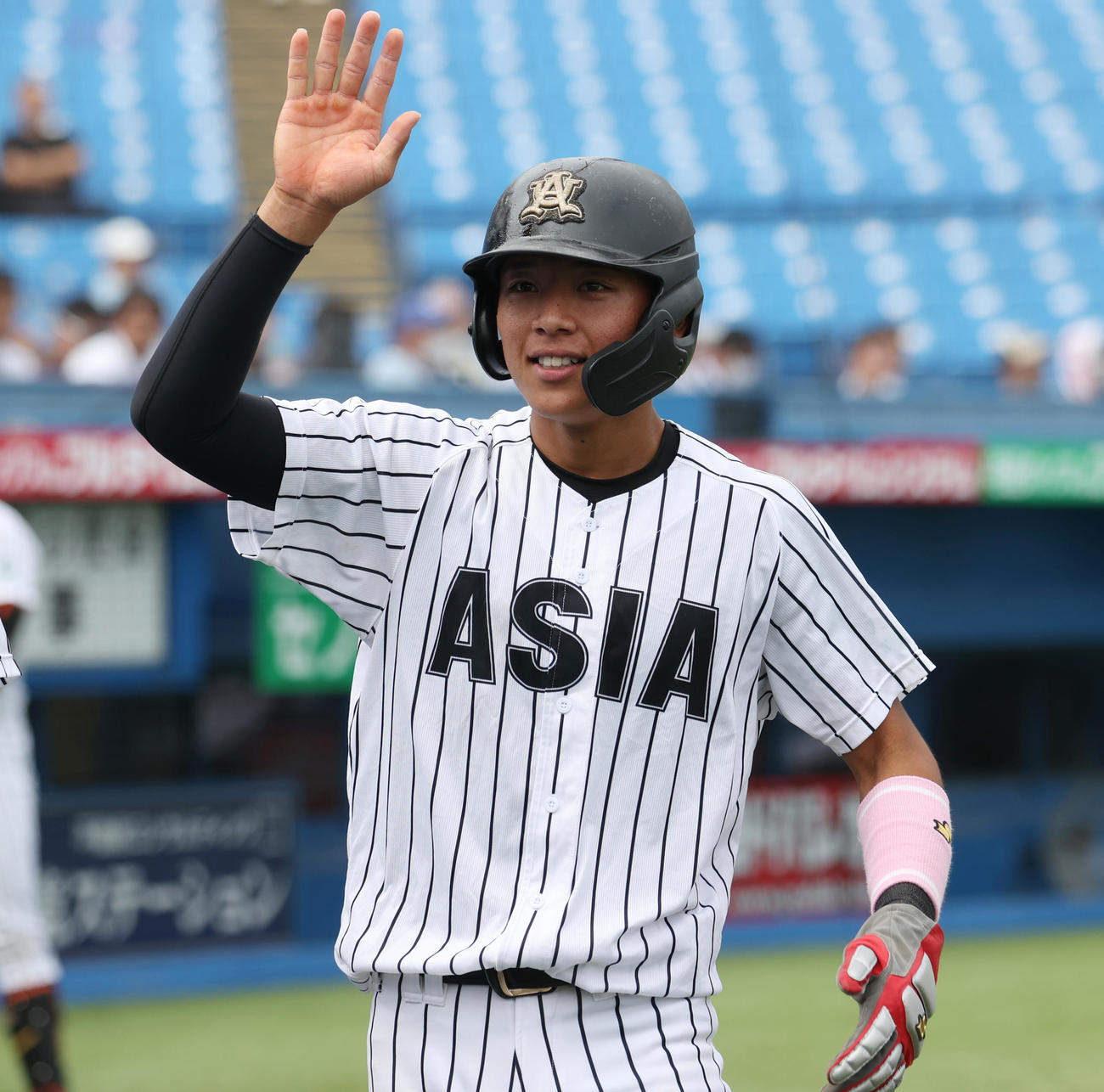 中大対亜大　5回裏亜大1死三塁、伊藤健の右前適時打で生還した三塁走者山里（撮影・柴田隆二）