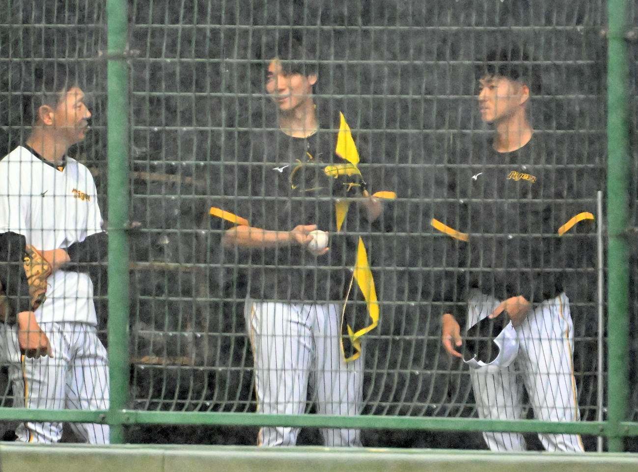 ブルペンで話す阪神岩田（右）湯浅（中央）（2023年4月撮影）