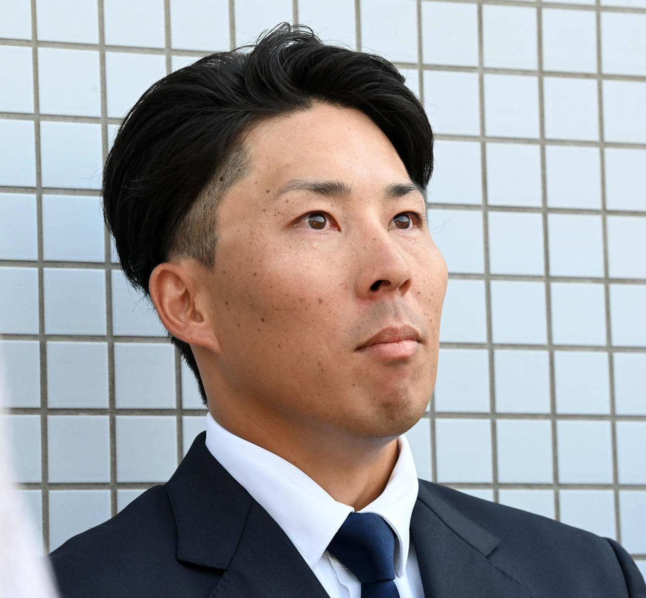 戦力外通告を受けた片山は記者の質問に答える（撮影・前岡正明）