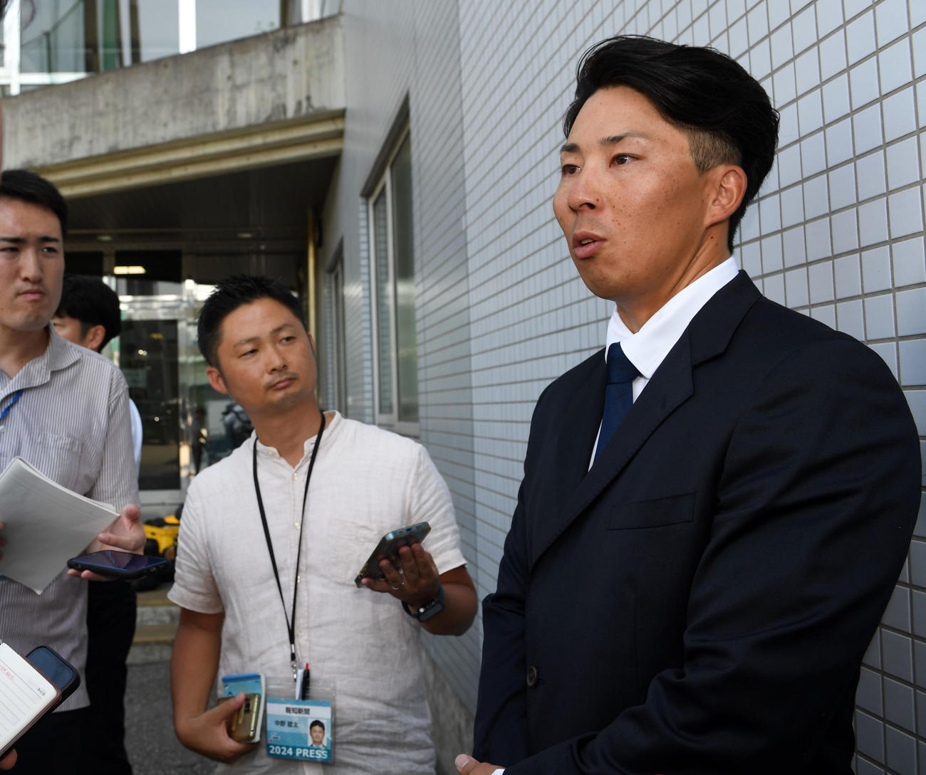 戦力外通告を受けた片山は記者の質問に答える（撮影・前岡正明）