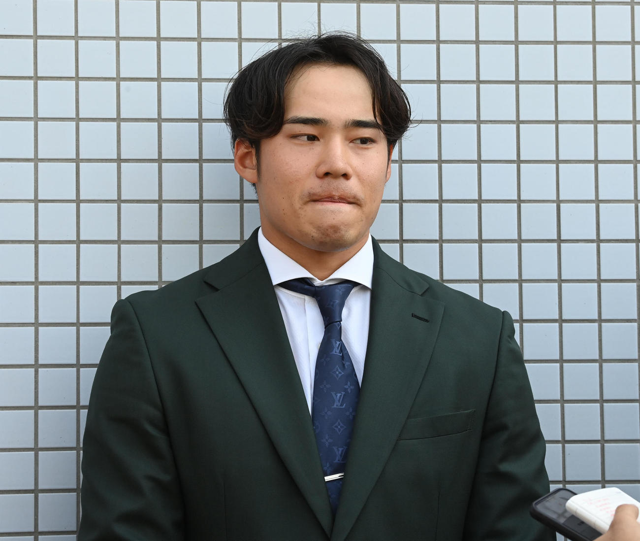 戦力外通告を受けた遠藤は記者の質問に答える（撮影・前岡正明）