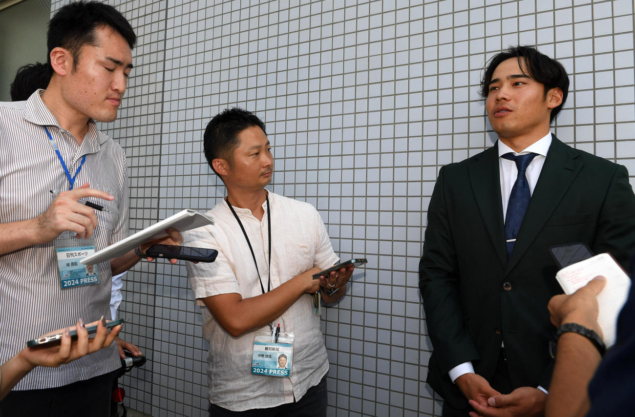 戦力外通告を受けた遠藤は記者の質問に答える（撮影・前岡正明）