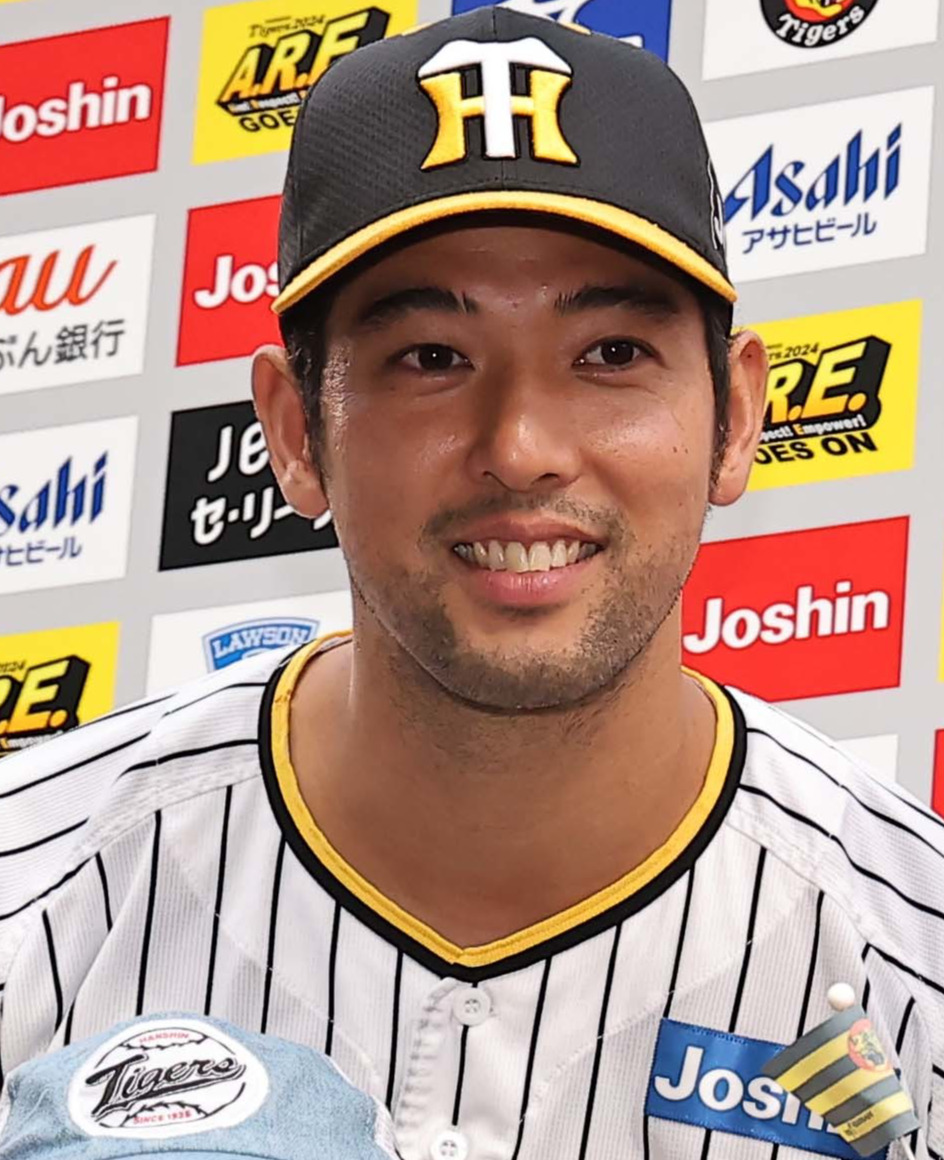 2024年4月28日、甲子園でのヤクルト戦、お立ち台で記念撮影する阪神加治屋蓮
