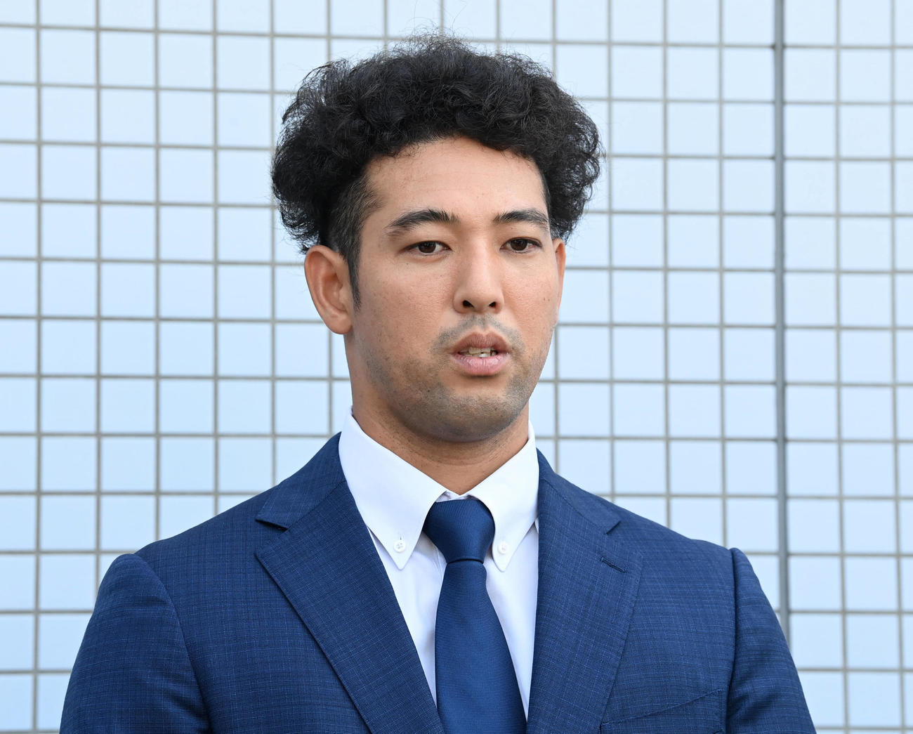 記者の質問に答える加治屋（撮影・前岡正明）