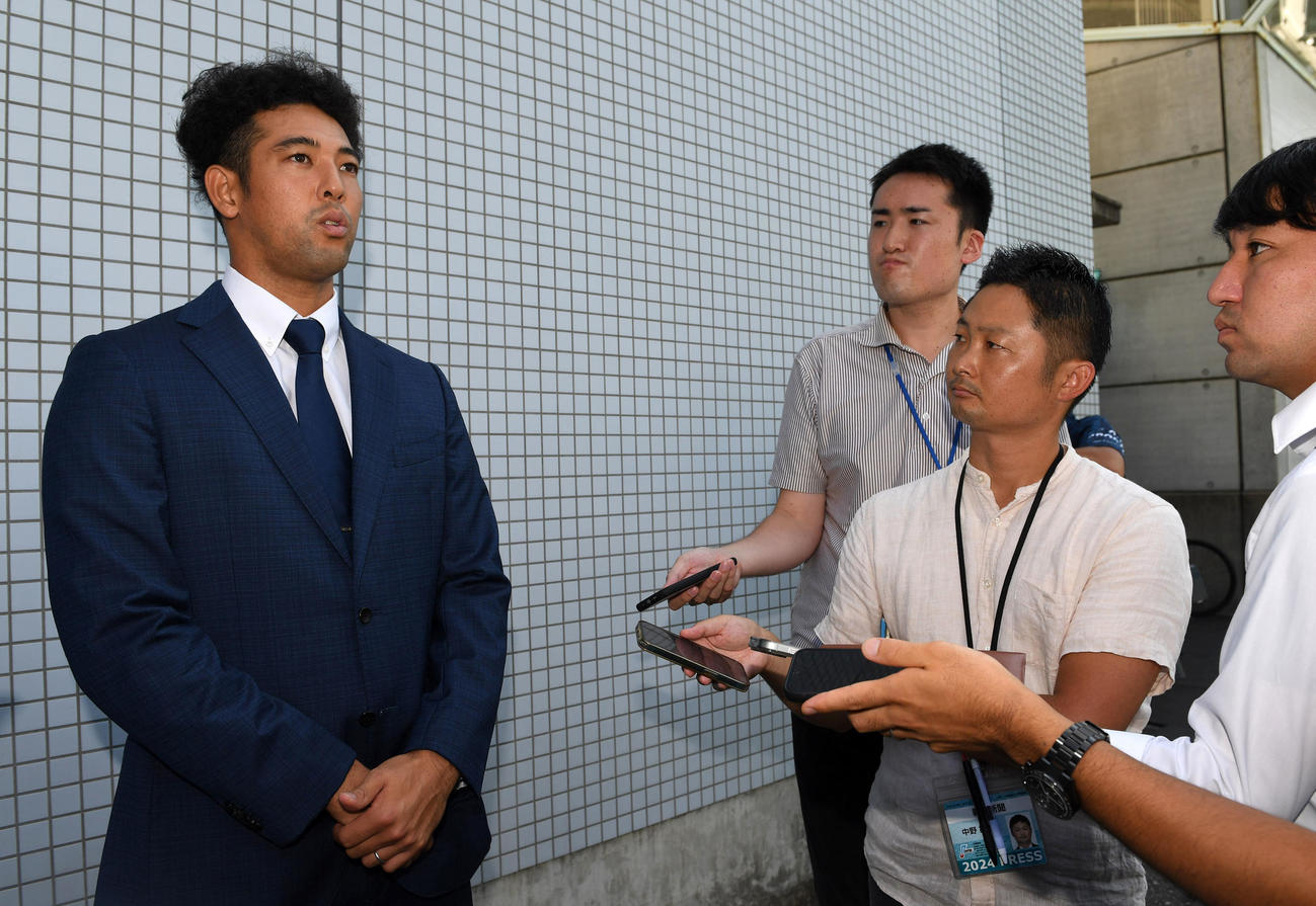 記者の質問に答える加治屋（撮影・前岡正明）