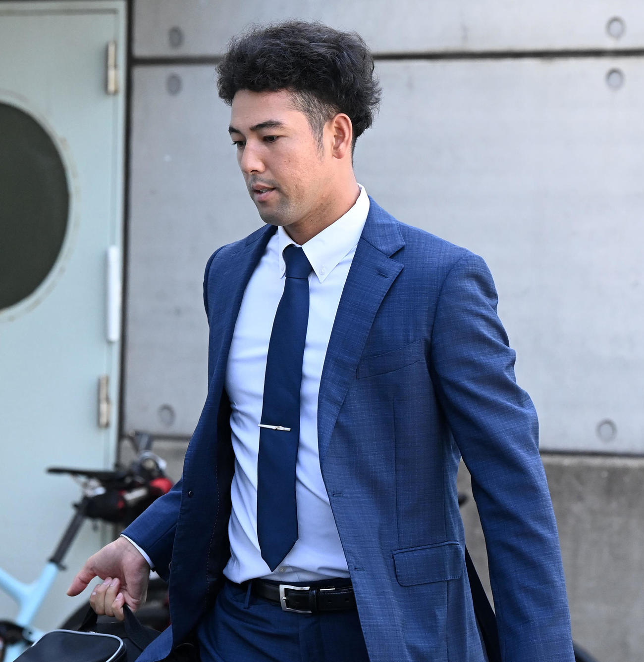鳴尾浜球場を訪れた加治屋（撮影・前岡正明）