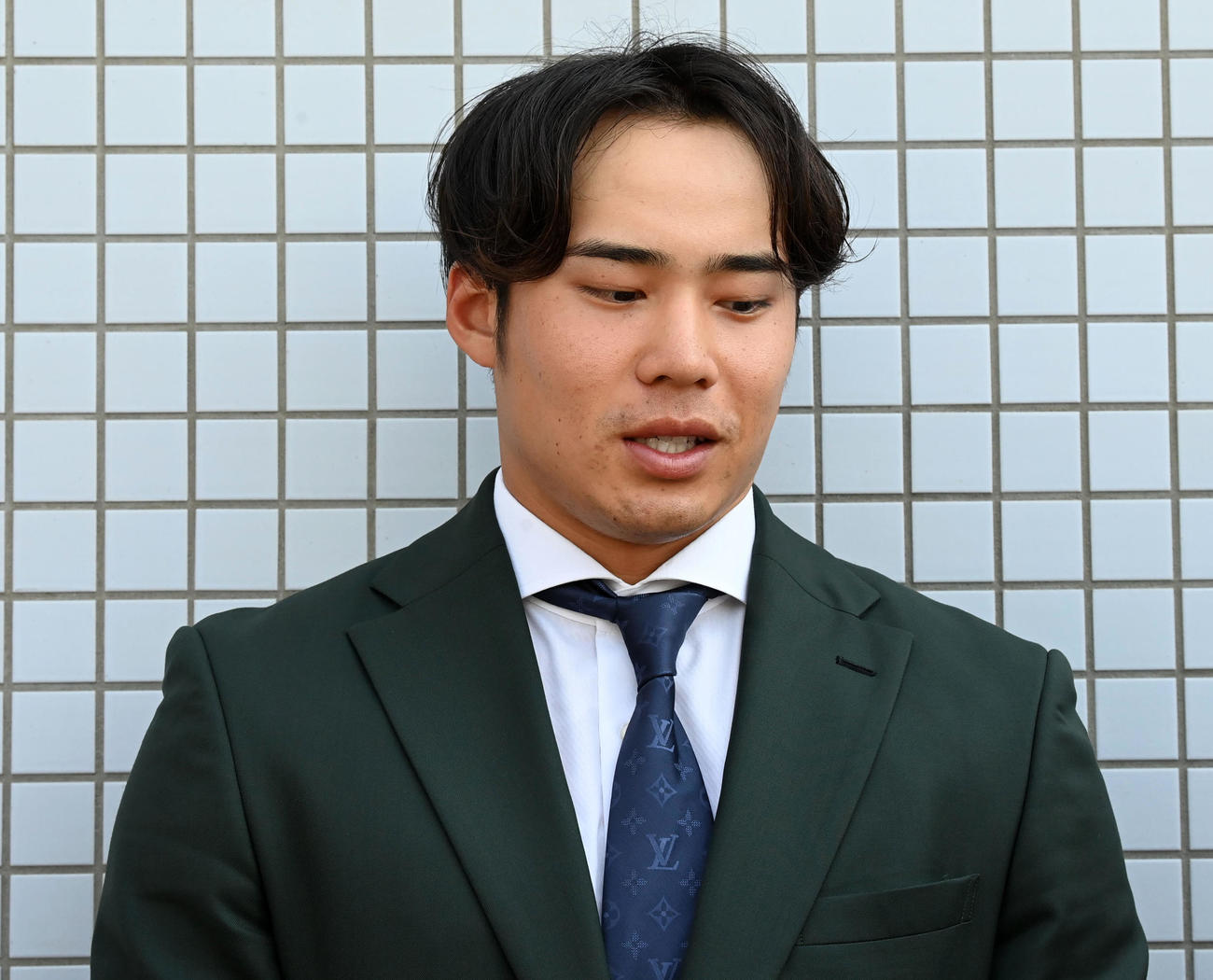 戦力外通告を受けた遠藤は記者の質問に答える（撮影・前岡正明）
